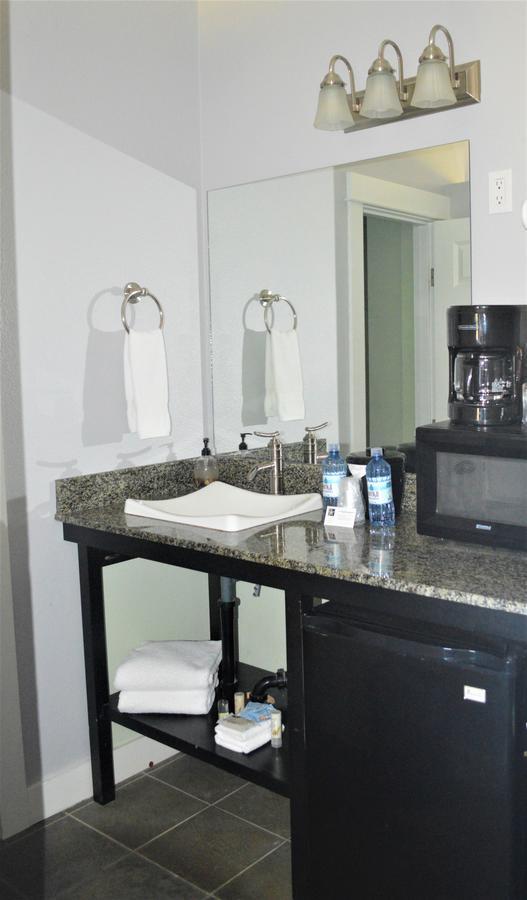 Beachfront Manor Hotel Линкън Сити Екстериор снимка