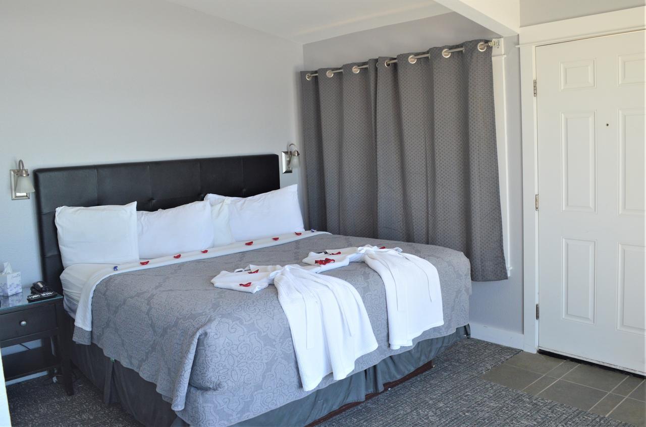 Beachfront Manor Hotel Линкън Сити Екстериор снимка