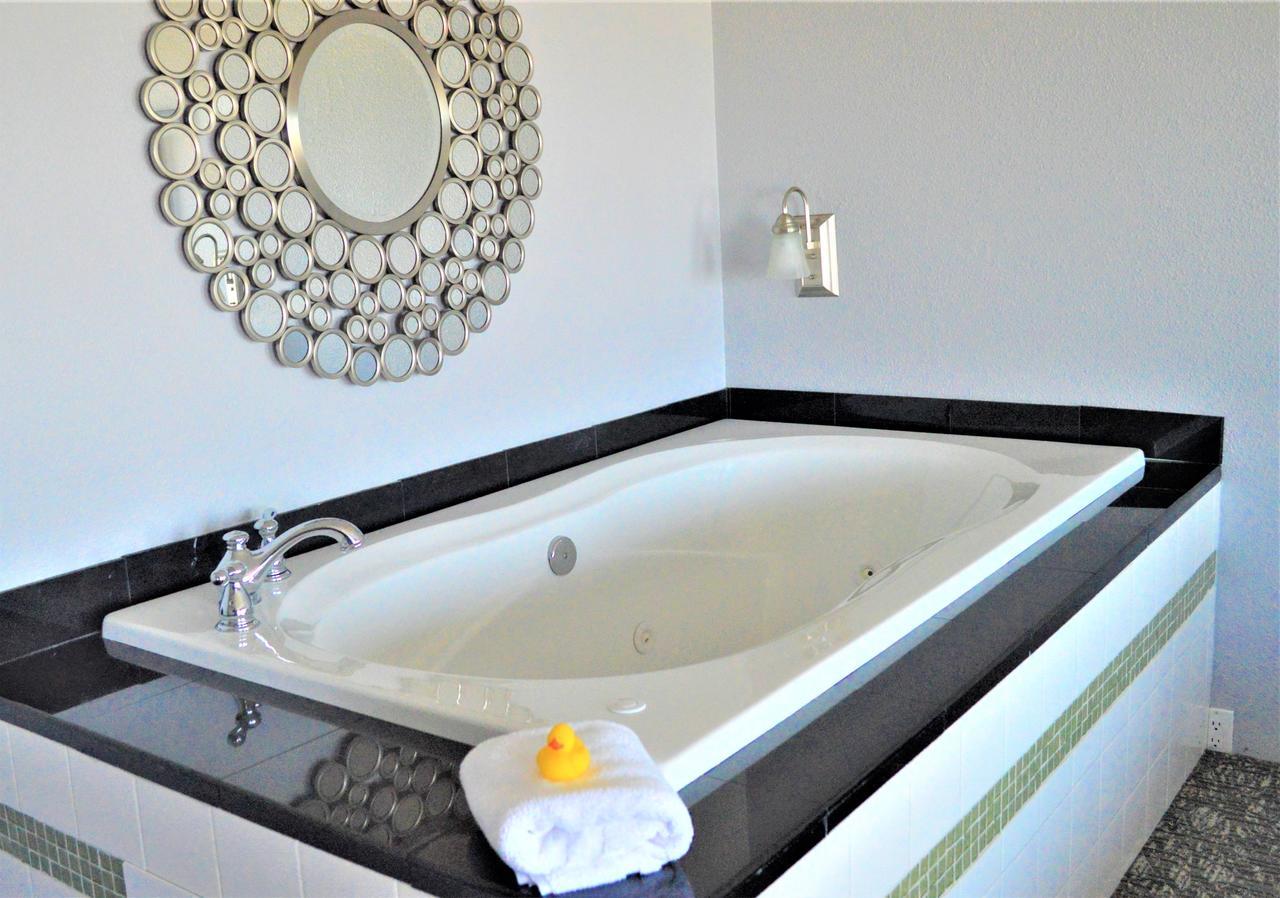 Beachfront Manor Hotel Линкън Сити Екстериор снимка