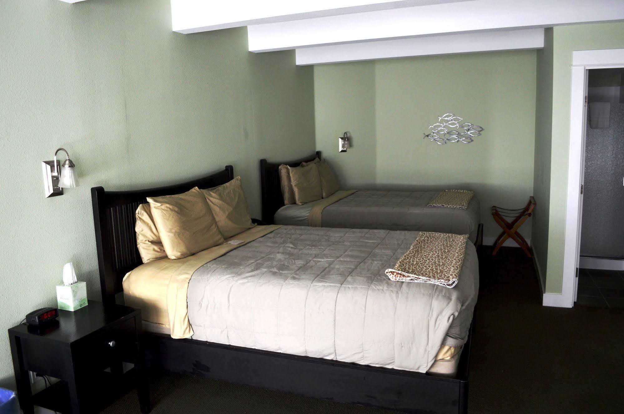 Beachfront Manor Hotel Линкън Сити Екстериор снимка