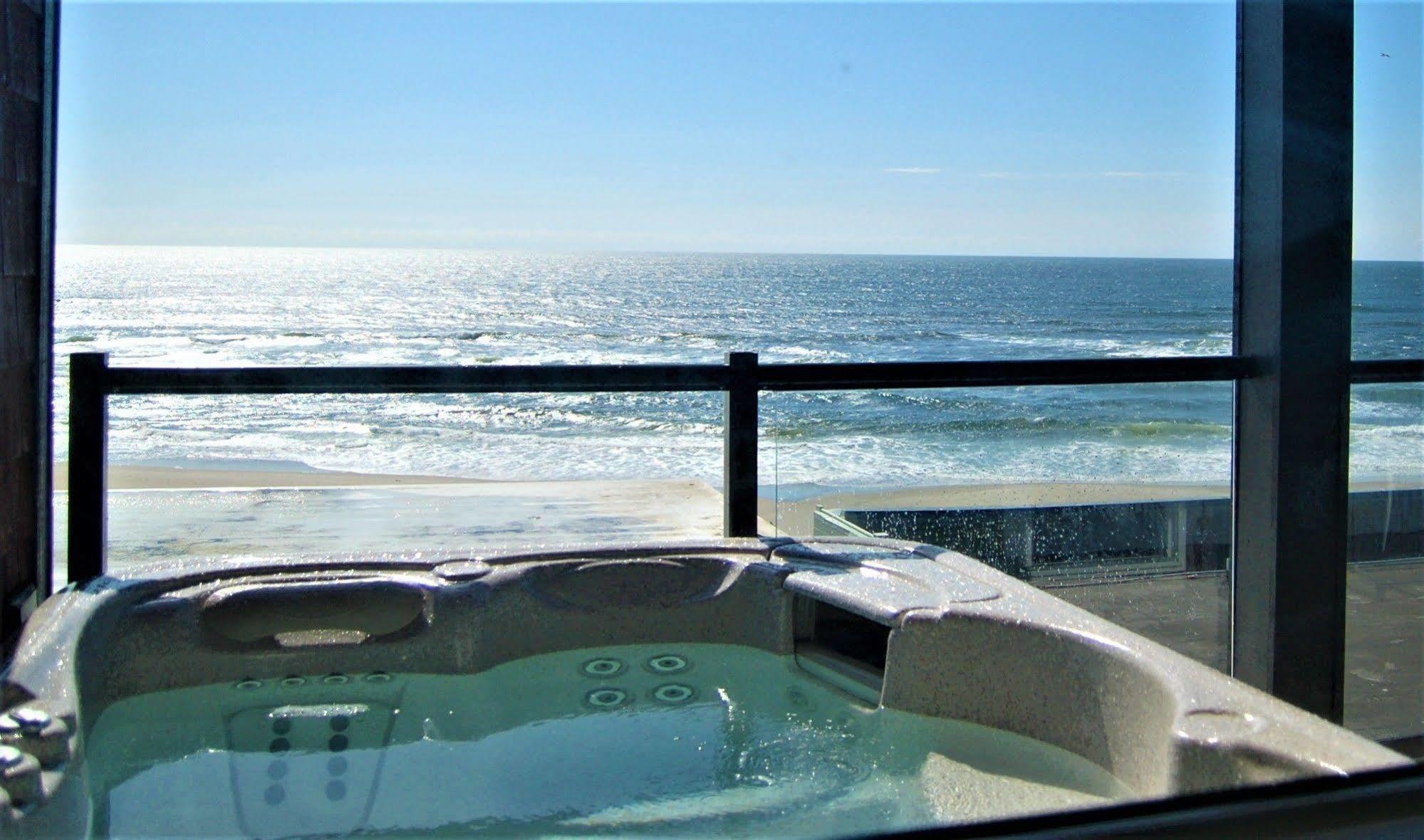 Beachfront Manor Hotel Линкън Сити Екстериор снимка