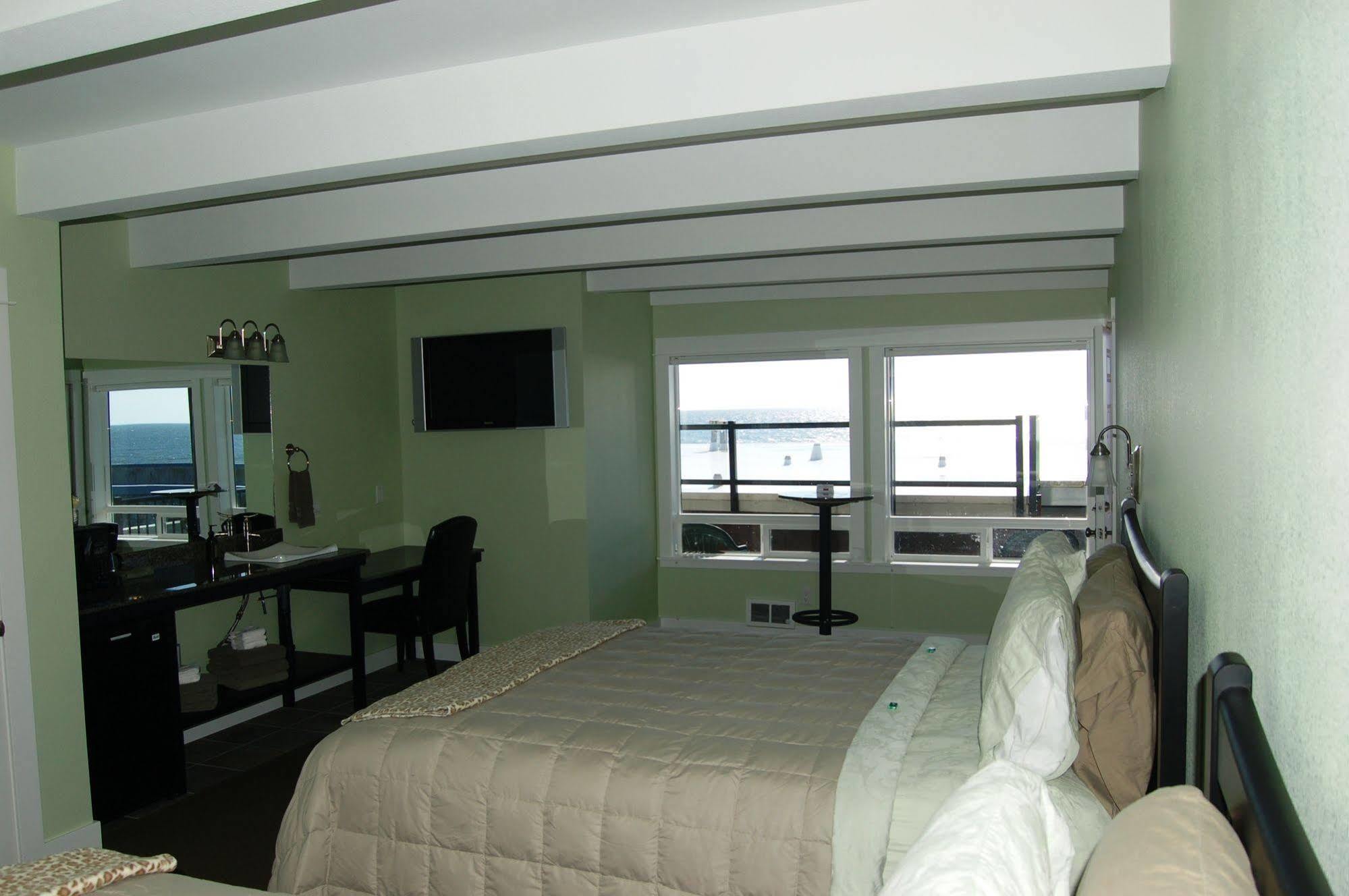 Beachfront Manor Hotel Линкън Сити Екстериор снимка
