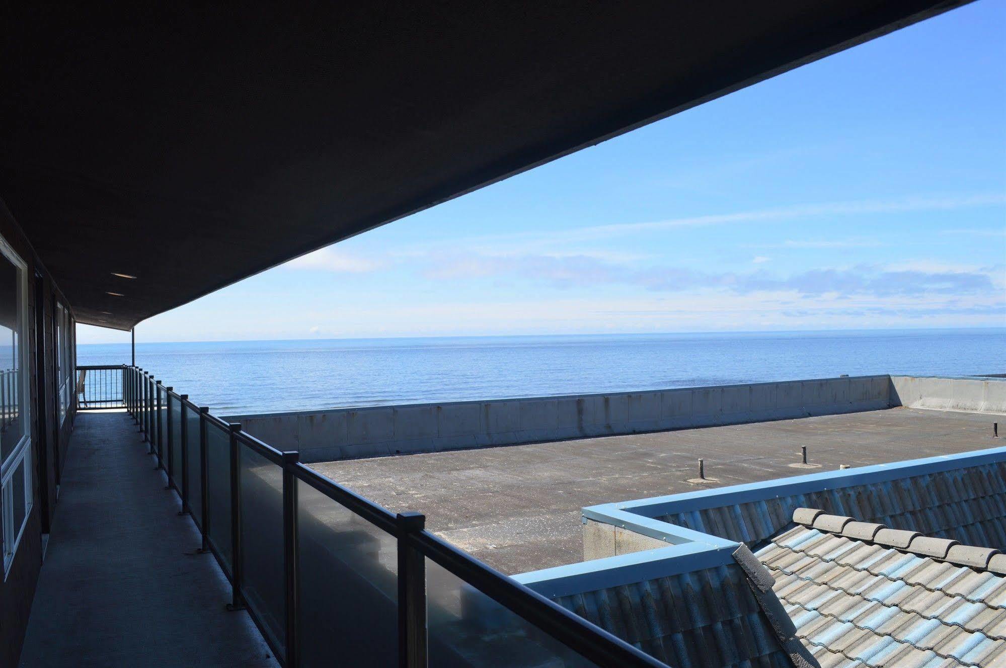 Beachfront Manor Hotel Линкън Сити Екстериор снимка
