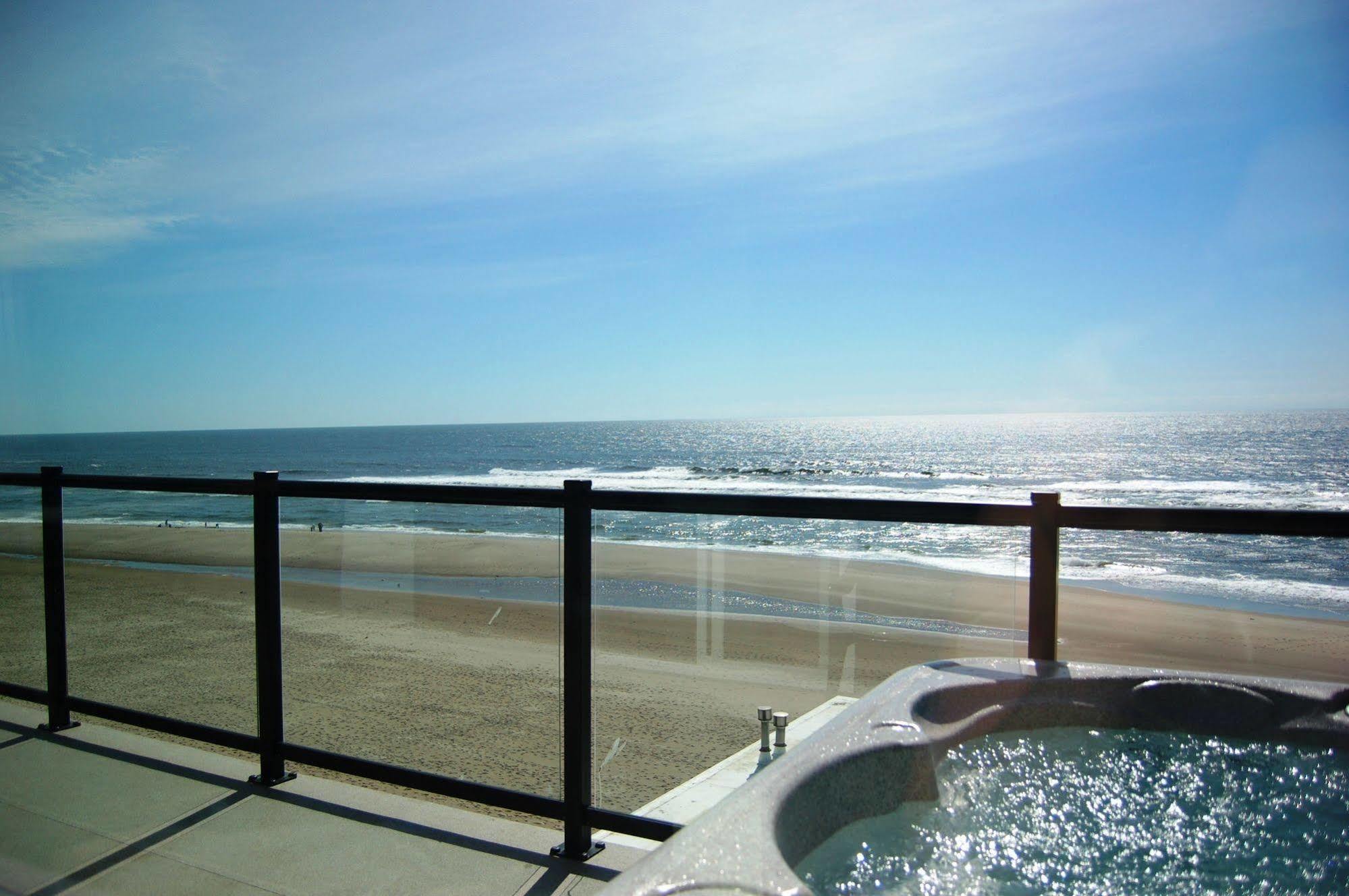 Beachfront Manor Hotel Линкън Сити Екстериор снимка